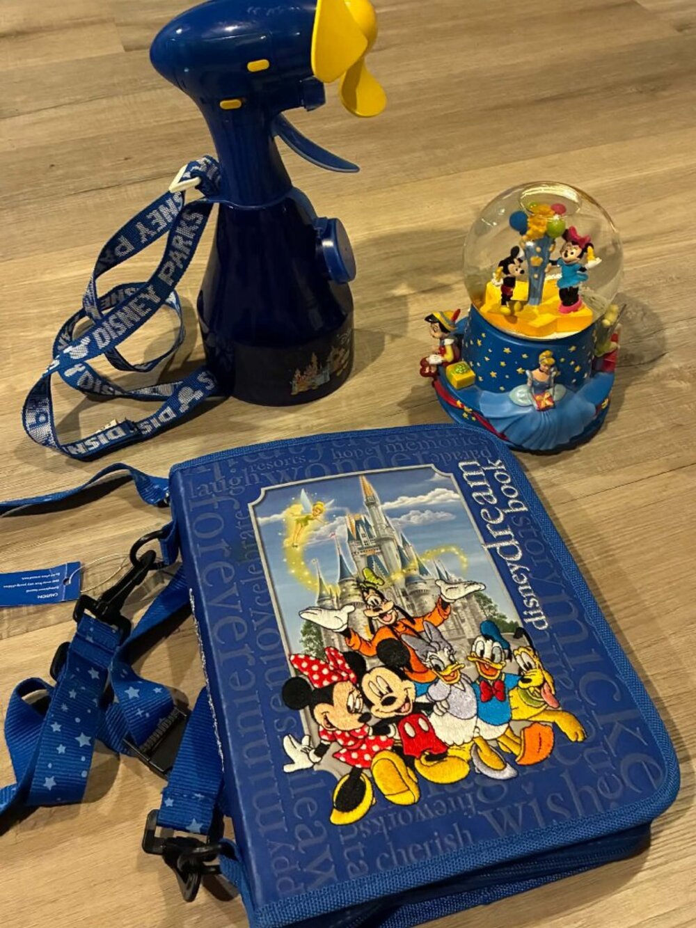 Disney Dreams Autograph Collectors Binder NEW Walt's 100 year globe, & mstng fan